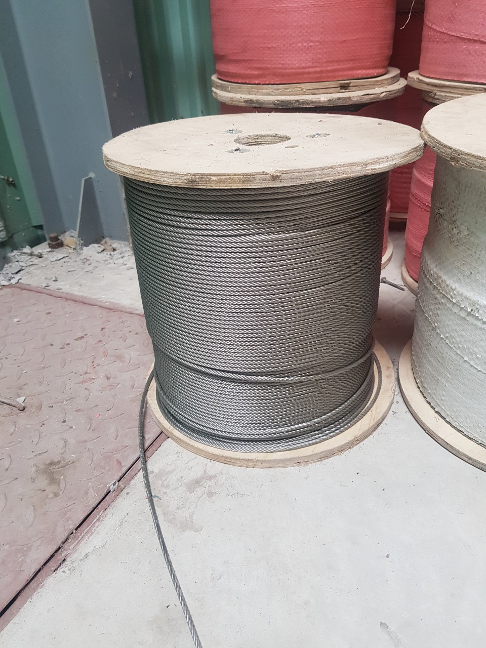 Cuộn cáp thép được lưu kho và chuẩn bị giao hàng
