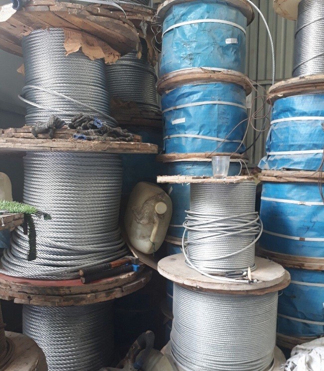 Cuộn cáp thép và các cuộn hàng trong kho vật tư