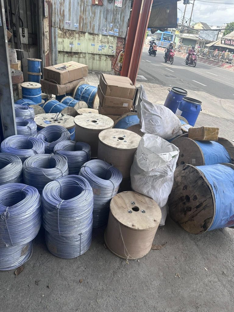 Cuộn cáp và kiện vật tư tại khu vực kho
