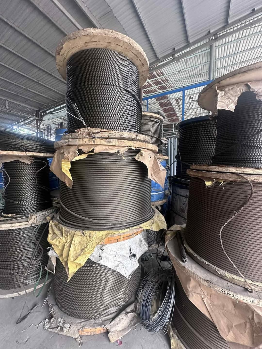 Các tang dây cáp tại kho vật tư