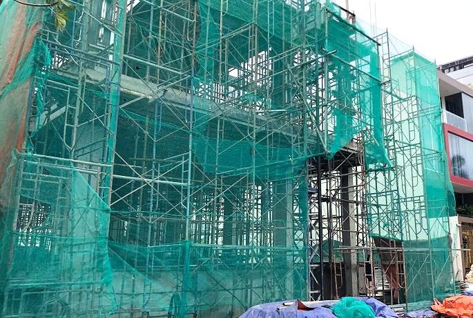 Lưới xanh lá tại khu vực xây dựng